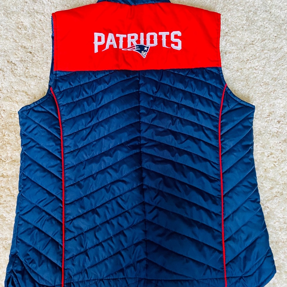 2 sweatpants 1 sweatshirt 1 Gronkowski jersey 1 puffer vest 1 breathable Jersey